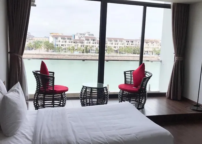 Halomoon Hotel
