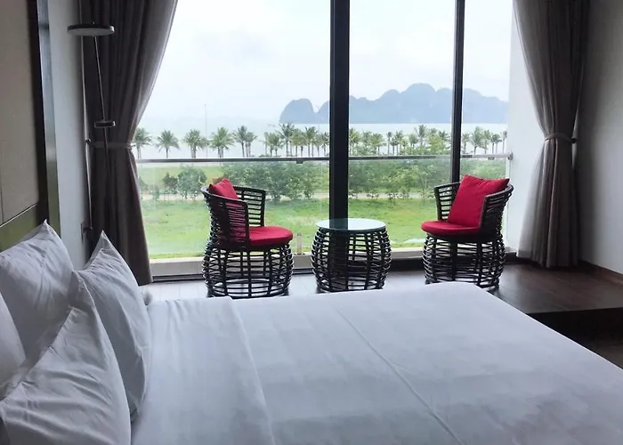 Halomoon Hotel