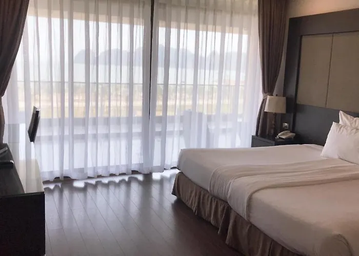 Halomoon Hotel 3*