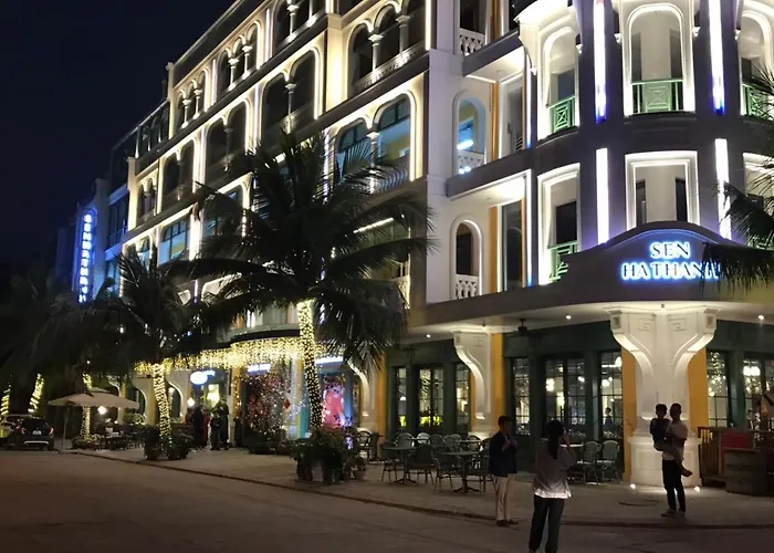 Halomoon Hotel